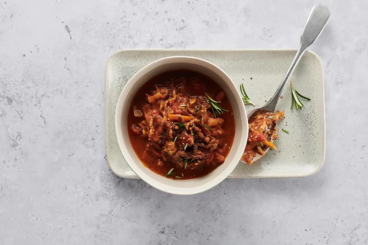 Salsa bolognese aus der Kategorie Getreide. Das fertige Gericht schön angerichtet und fotografiert aus Vogelperspektive (Food Fotografie). Serviervorschlag, Original Tiptopf Rezept, aus dem bekanntesten Kochbuch der Schweiz