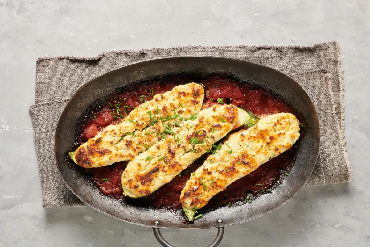 Zucchine ripiene aus der Kategorie Gemüse. Das fertige Gericht schön angerichtet und fotografiert aus Vogelperspektive (Food Fotografie). Serviervorschlag, Original Tiptopf Rezept, aus dem bekanntesten Kochbuch der Schweiz