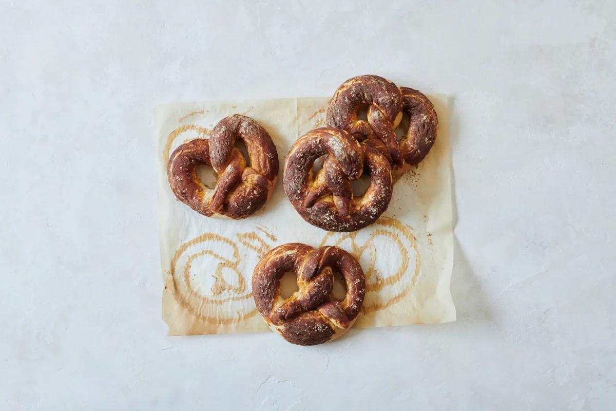 Brezel aus der Kategorie Gebäck salzig. Das fertige Gericht schön angerichtet und fotografiert aus Vogelperspektive (Food Fotografie). Serviervorschlag, Original Tiptopf Rezept, aus dem bekanntesten Kochbuch der Schweiz