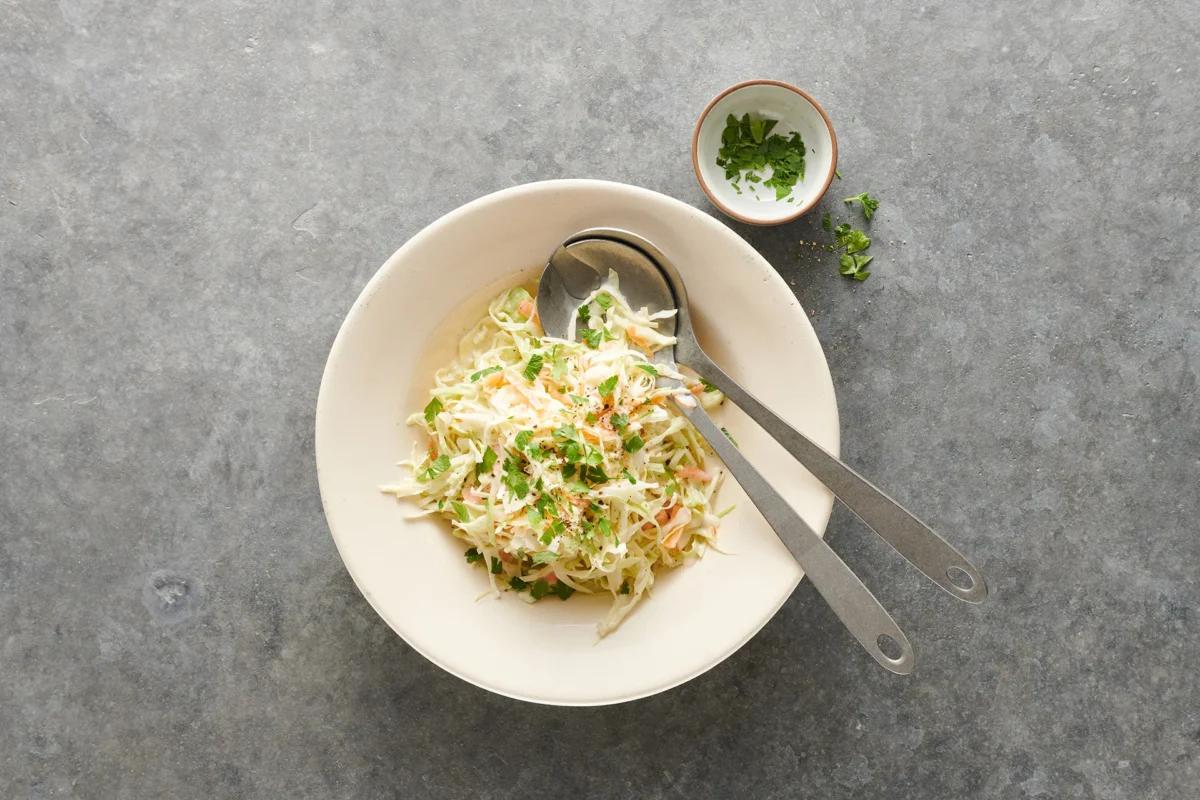 Insalata di cavolo aus der Kategorie Salate. Das fertige Gericht schön angerichtet und fotografiert aus Vogelperspektive (Food Fotografie). Serviervorschlag, Original Tiptopf Rezept, aus dem bekanntesten Kochbuch der Schweiz