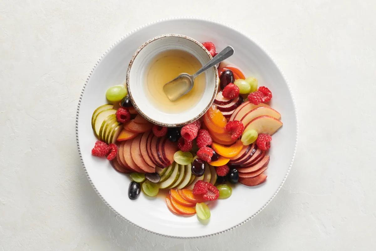 Macedonia di frutta aus der Kategorie Desserts. Das fertige Gericht schön angerichtet und fotografiert aus Vogelperspektive (Food Fotografie). Serviervorschlag, Original Tiptopf Rezept, aus dem bekanntesten Kochbuch der Schweiz