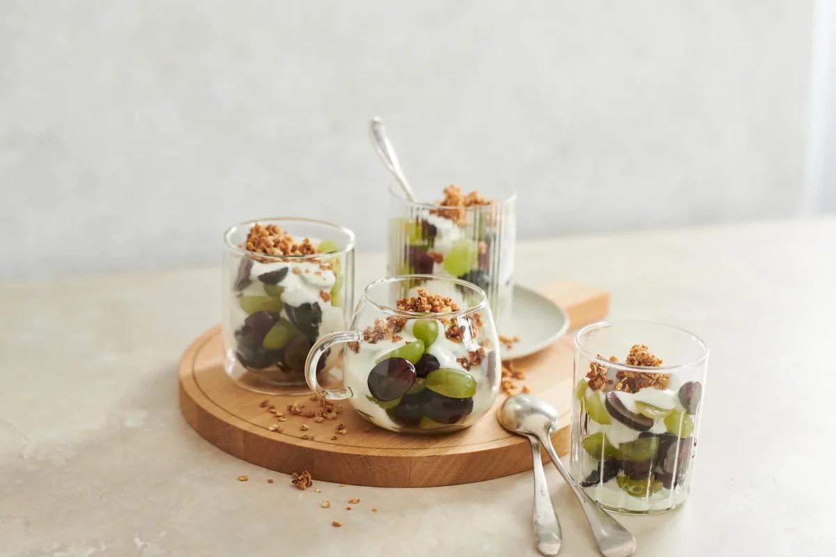 Crema al limone con uva e croccante aus der Kategorie Desserts. Das fertige Gericht schön angerichtet und fotografiert aus Vogelperspektive (Food Fotografie). Serviervorschlag, Original Tiptopf Rezept, aus dem bekanntesten Kochbuch der Schweiz