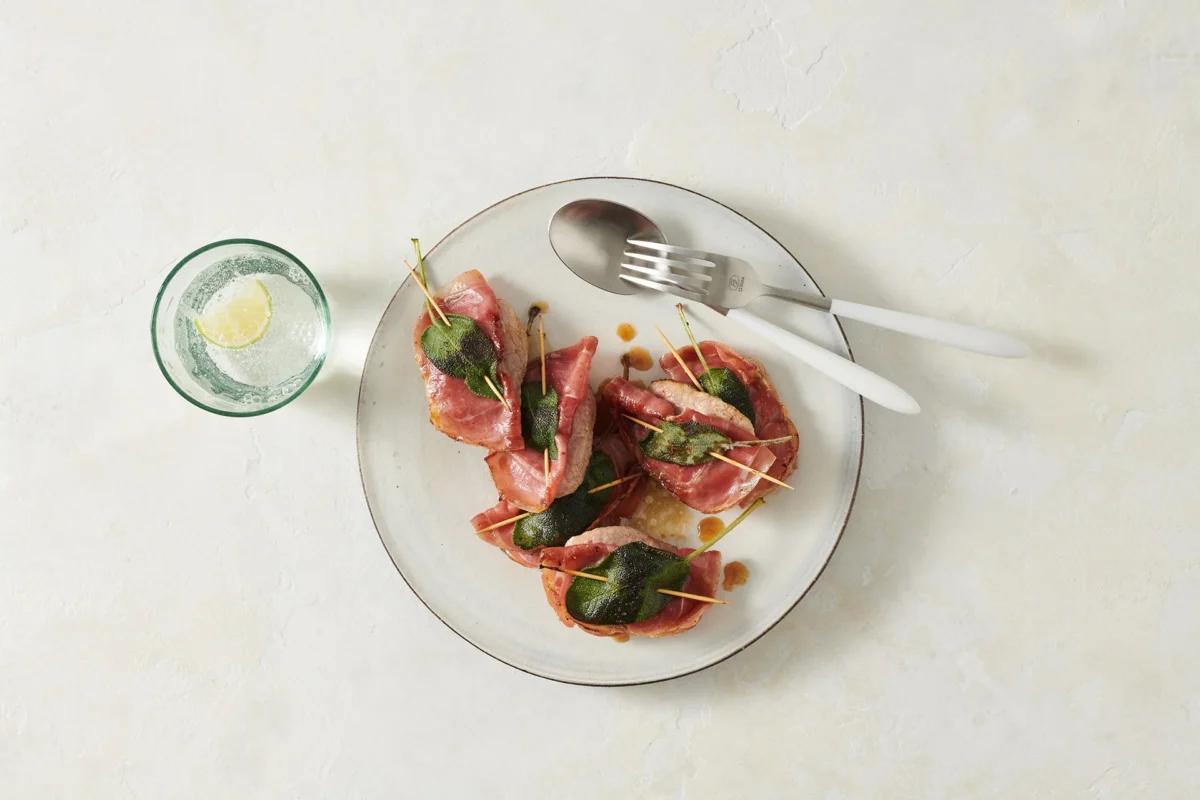 Saltimbocca aus der Kategorie Fleisch & Fisch. Das fertige Gericht schön angerichtet und fotografiert aus Vogelperspektive (Food Fotografie). Serviervorschlag, Original Tiptopf Rezept, aus dem bekanntesten Kochbuch der Schweiz