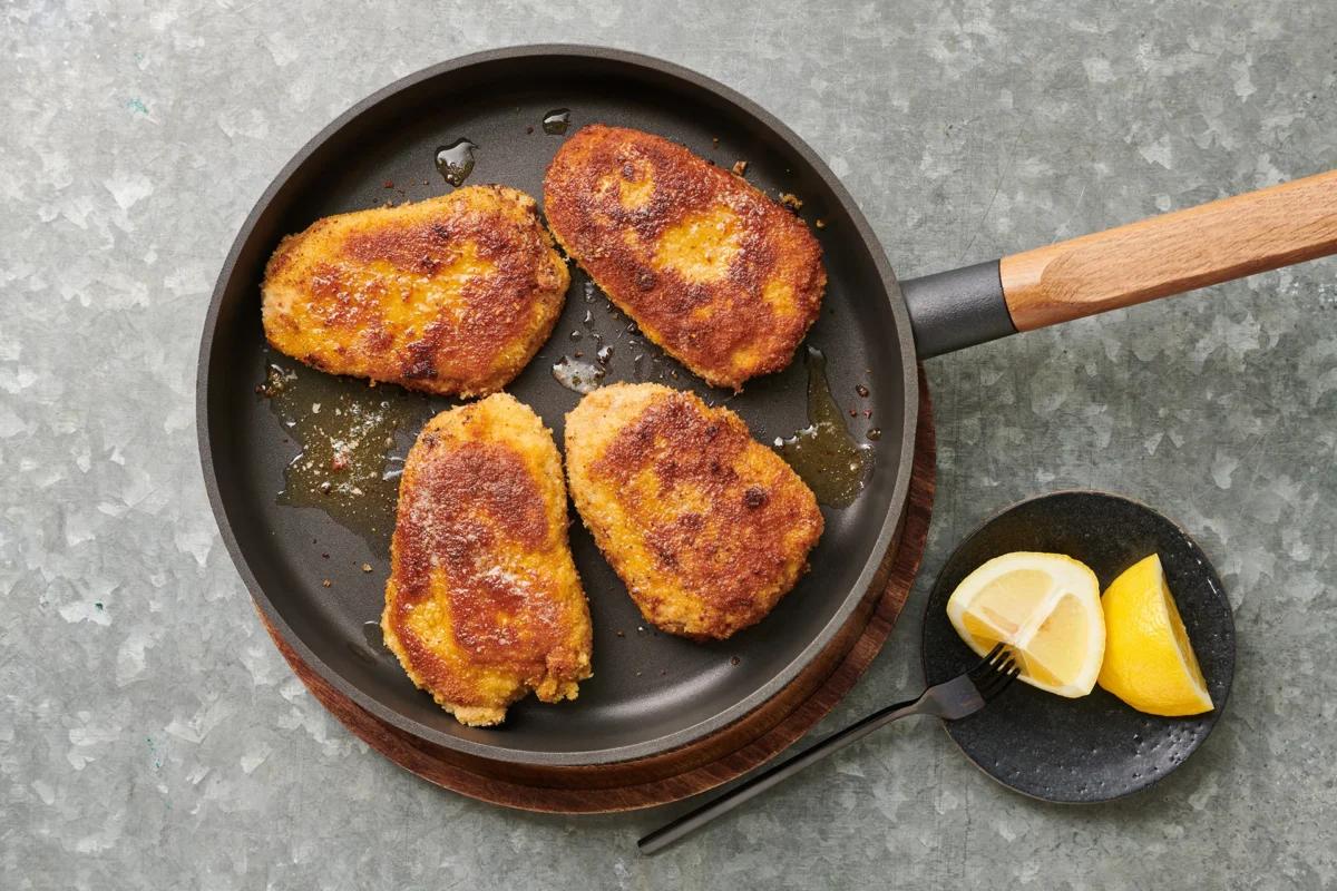 Cordon bleu aus der Kategorie Fleisch & Fisch. Das fertige Gericht schön angerichtet und fotografiert aus Vogelperspektive (Food Fotografie). Serviervorschlag, Original Tiptopf Rezept, aus dem bekanntesten Kochbuch der Schweiz