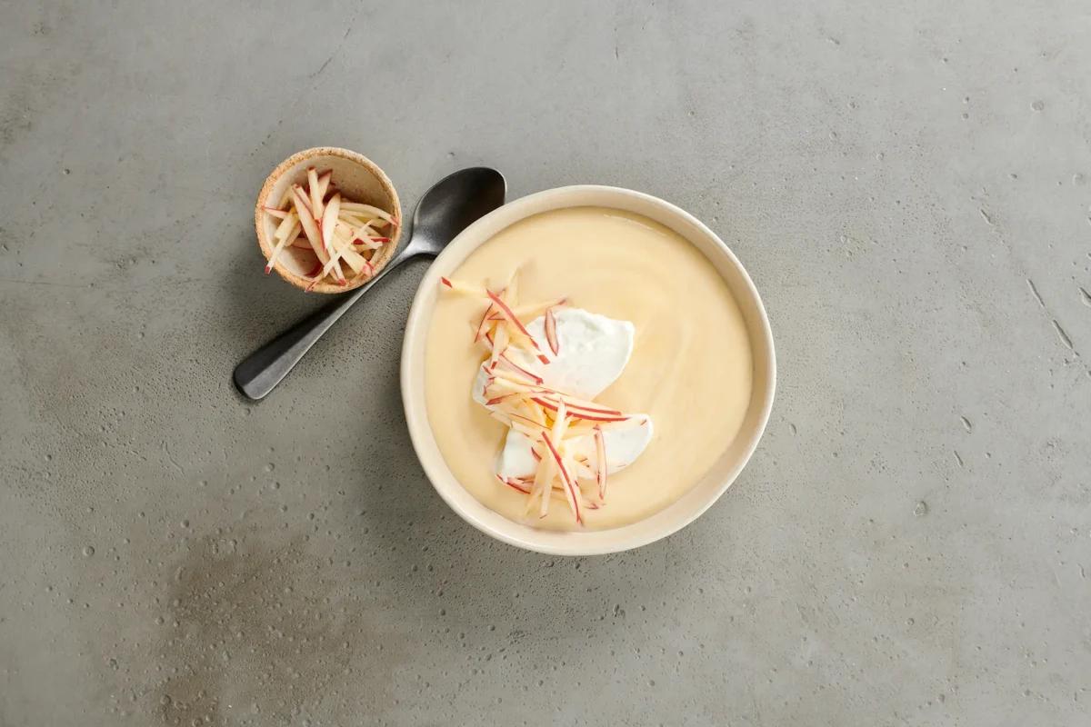Crema al succo di mela aus der Kategorie Desserts. Das fertige Gericht schön angerichtet und fotografiert aus Vogelperspektive (Food Fotografie). Serviervorschlag, Original Tiptopf Rezept, aus dem bekanntesten Kochbuch der Schweiz