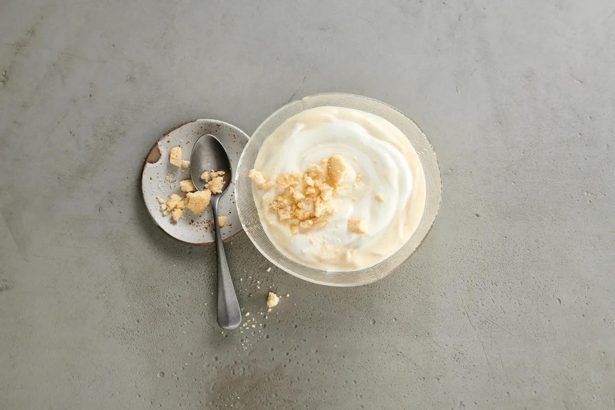 Crema alla vaniglia aus der Kategorie Desserts. Das fertige Gericht schön angerichtet und fotografiert aus Vogelperspektive (Food Fotografie). Serviervorschlag, Original Tiptopf Rezept, aus dem bekanntesten Kochbuch der Schweiz