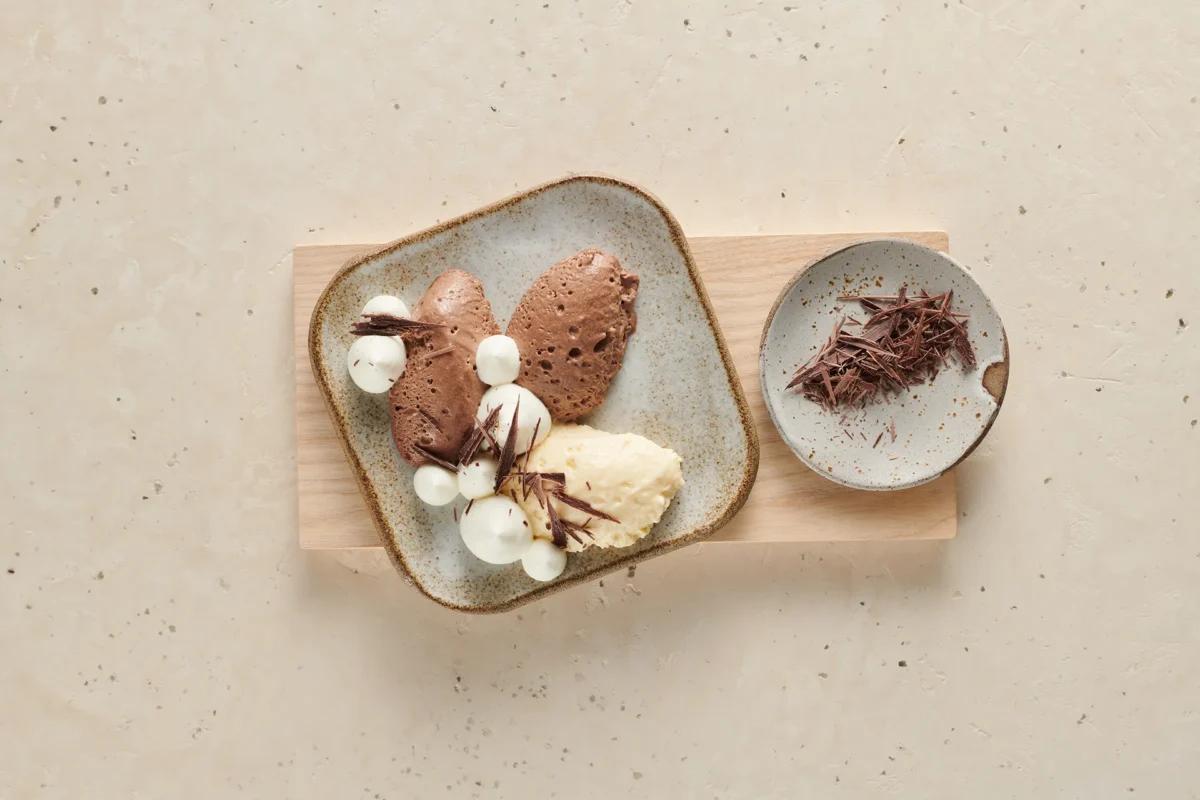 Mousse al cioccolato aus der Kategorie Desserts. Das fertige Gericht schön angerichtet und fotografiert aus Vogelperspektive (Food Fotografie). Serviervorschlag, Original Tiptopf Rezept, aus dem bekanntesten Kochbuch der Schweiz
