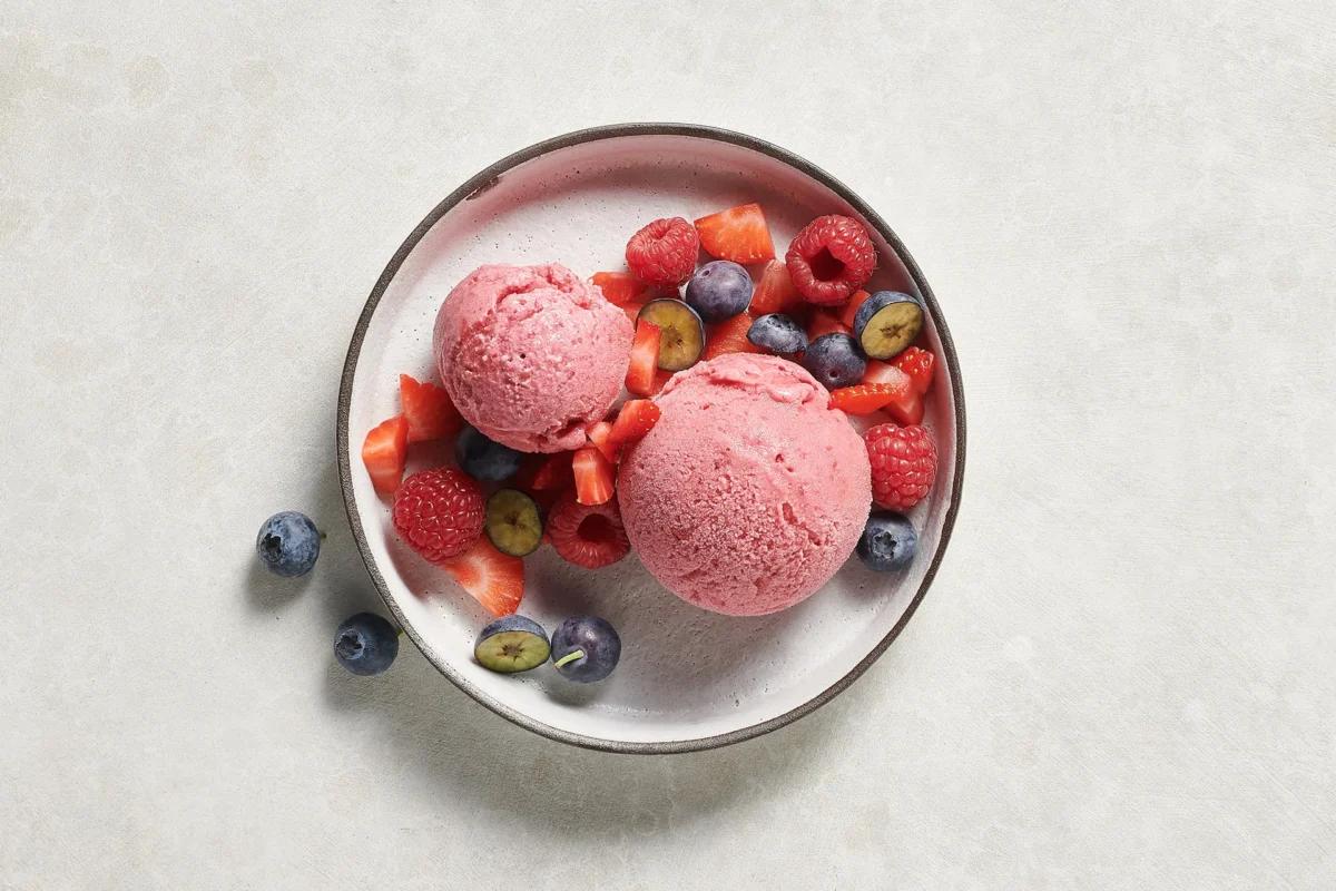 Gelato ai frutti di bosco aus der Kategorie Desserts. Das fertige Gericht schön angerichtet und fotografiert aus Vogelperspektive (Food Fotografie). Serviervorschlag, Original Tiptopf Rezept, aus dem bekanntesten Kochbuch der Schweiz
