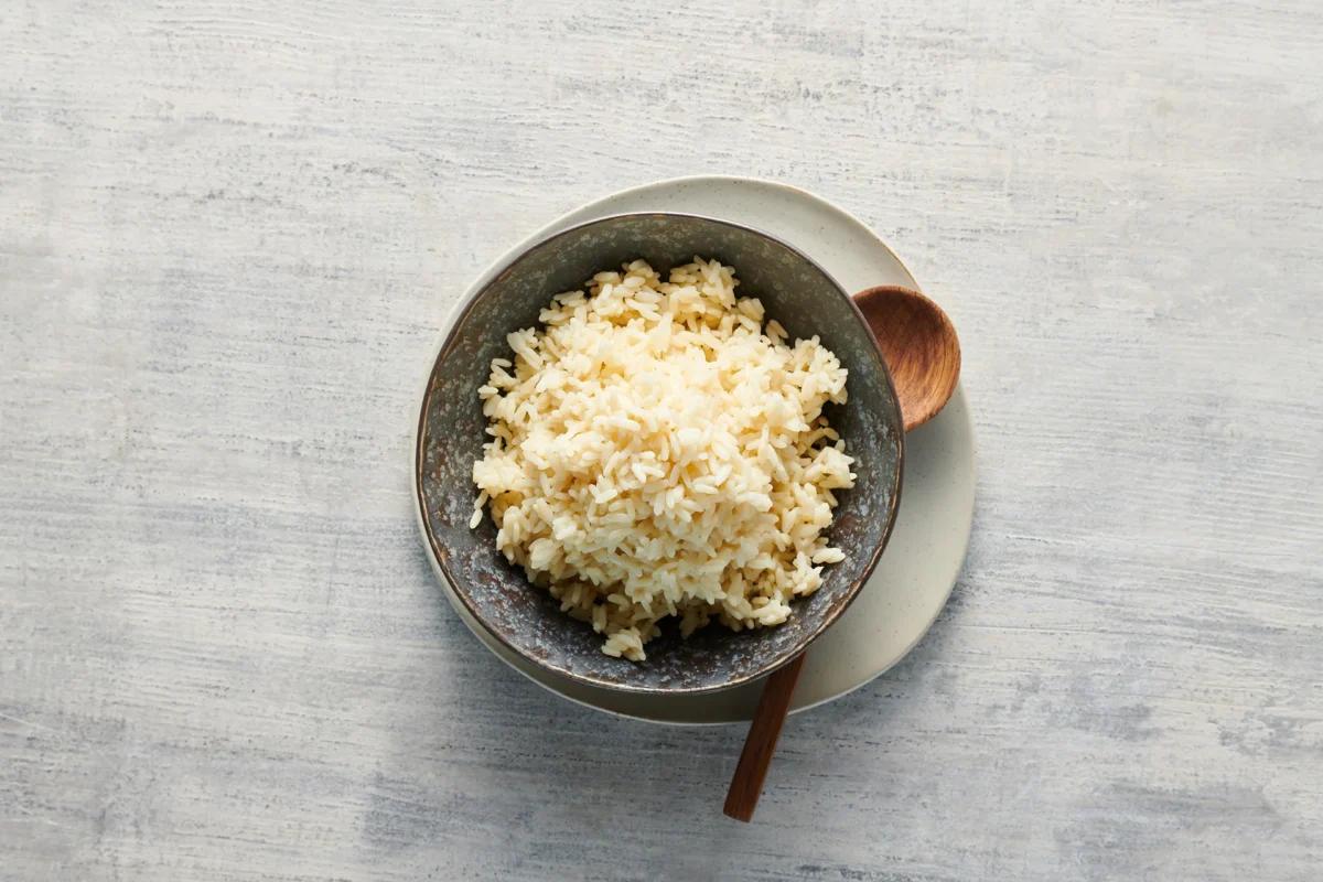 Riso aus der Kategorie Getreide. Das fertige Gericht schön angerichtet und fotografiert aus Vogelperspektive (Food Fotografie). Serviervorschlag, Original Tiptopf Rezept, aus dem bekanntesten Kochbuch der Schweiz