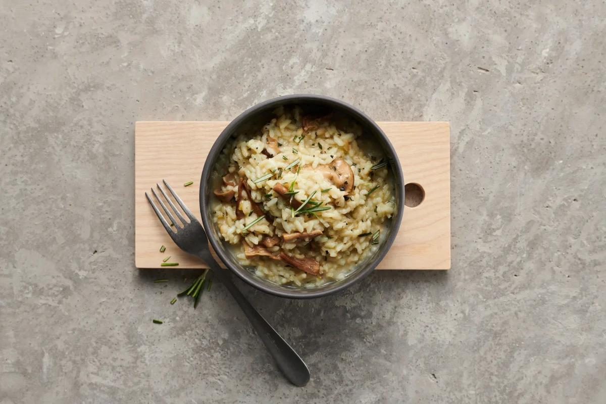 Risotto ai funghi porcini aus der Kategorie Getreide. Das fertige Gericht schön angerichtet und fotografiert aus Vogelperspektive (Food Fotografie). Serviervorschlag, Original Tiptopf Rezept, aus dem bekanntesten Kochbuch der Schweiz