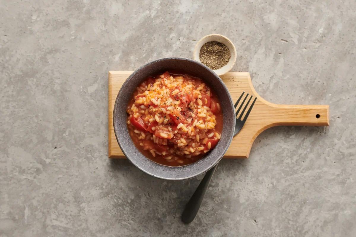 Risotto al pomodoro aus der Kategorie Getreide. Das fertige Gericht schön angerichtet und fotografiert aus Vogelperspektive (Food Fotografie). Serviervorschlag, Original Tiptopf Rezept, aus dem bekanntesten Kochbuch der Schweiz