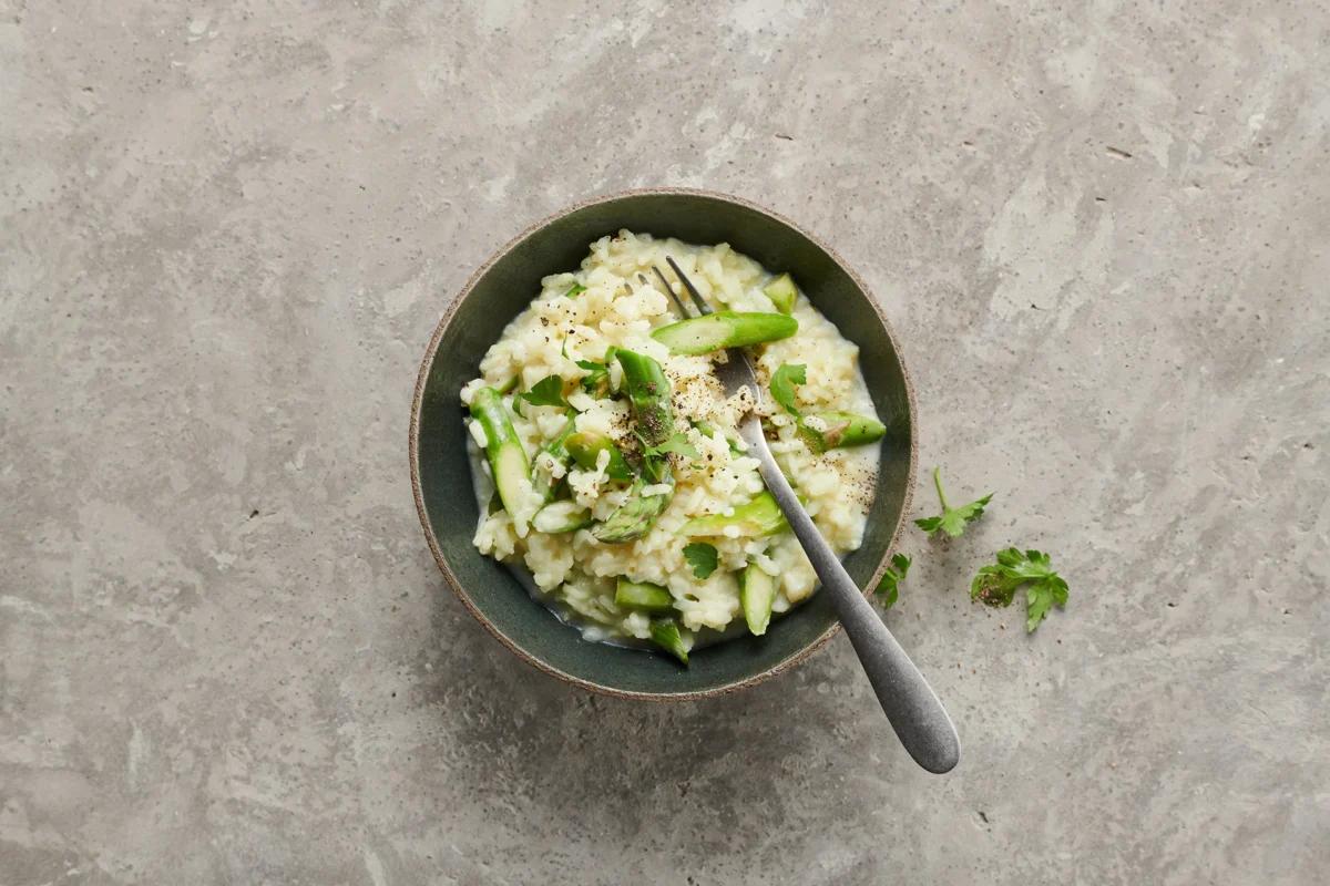 Risotto agli asparagi aus der Kategorie Getreide. Das fertige Gericht schön angerichtet und fotografiert aus Vogelperspektive (Food Fotografie). Serviervorschlag, Original Tiptopf Rezept, aus dem bekanntesten Kochbuch der Schweiz