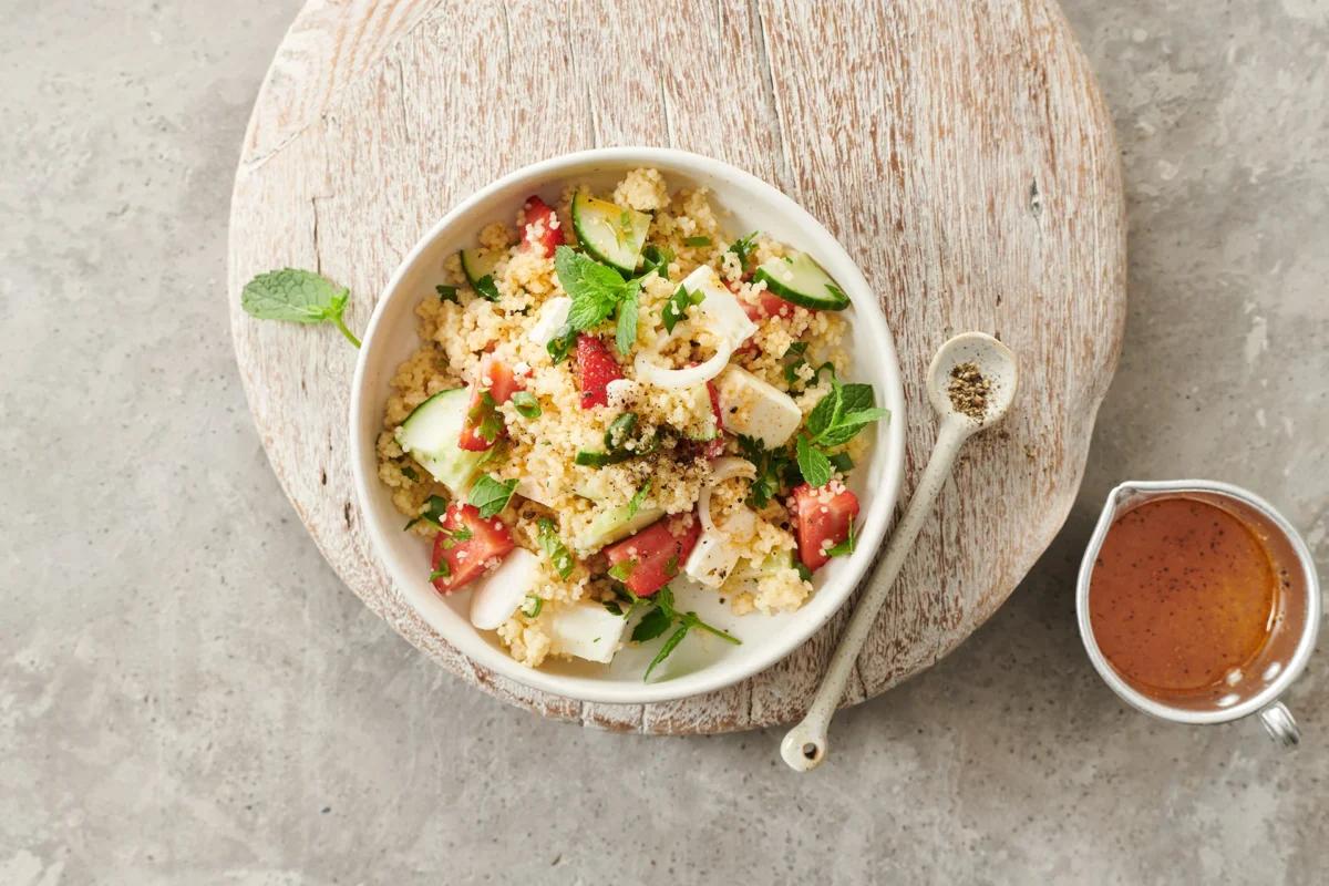 Couscous in insalata aus der Kategorie Salate. Das fertige Gericht schön angerichtet und fotografiert aus Vogelperspektive (Food Fotografie). Serviervorschlag, Original Tiptopf Rezept, aus dem bekanntesten Kochbuch der Schweiz