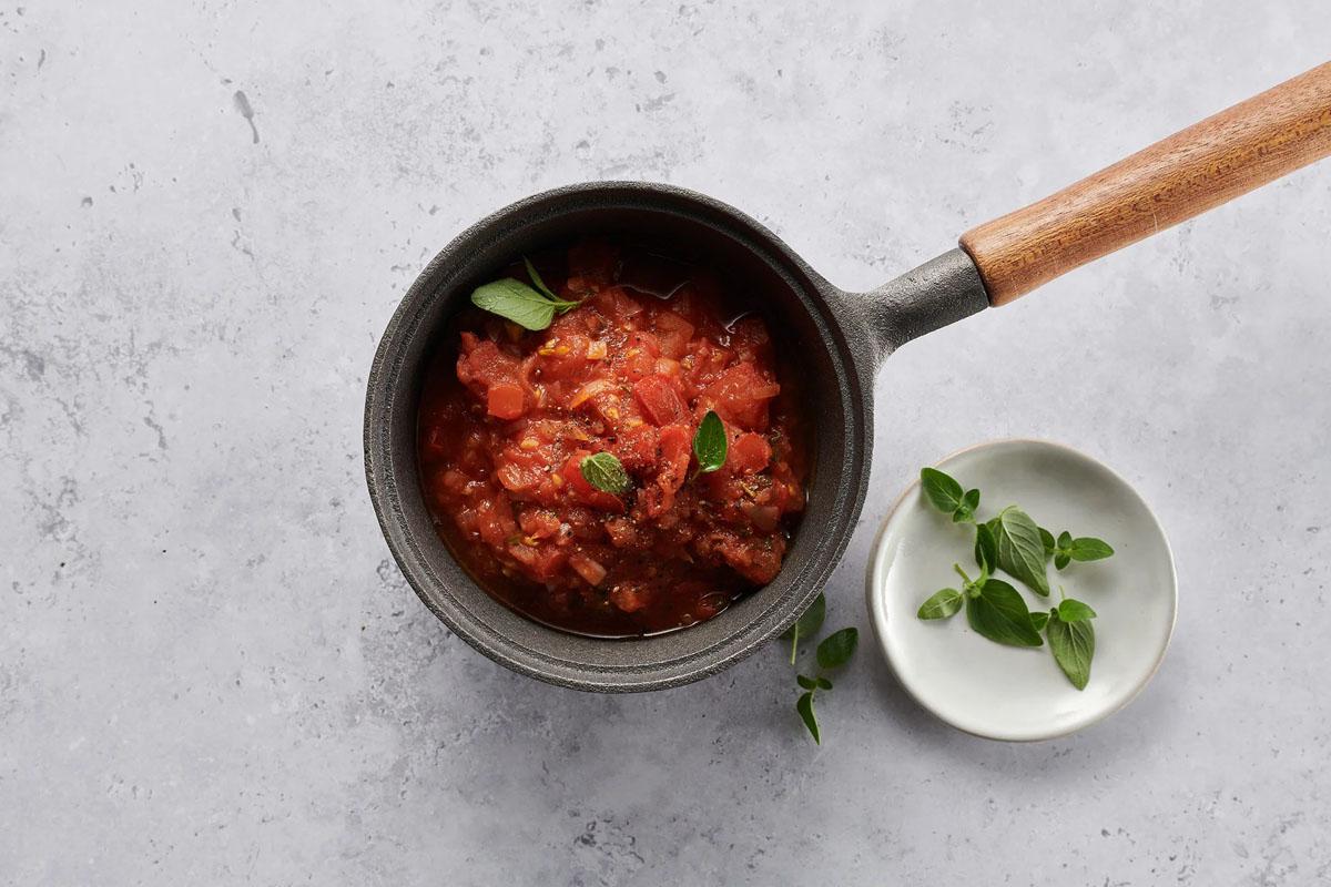 Salsa al pomodoro aus der Kategorie Getreide. Das fertige Gericht schön angerichtet und fotografiert aus Vogelperspektive (Food Fotografie). Serviervorschlag, Original Tiptopf Rezept, aus dem bekanntesten Kochbuch der Schweiz
