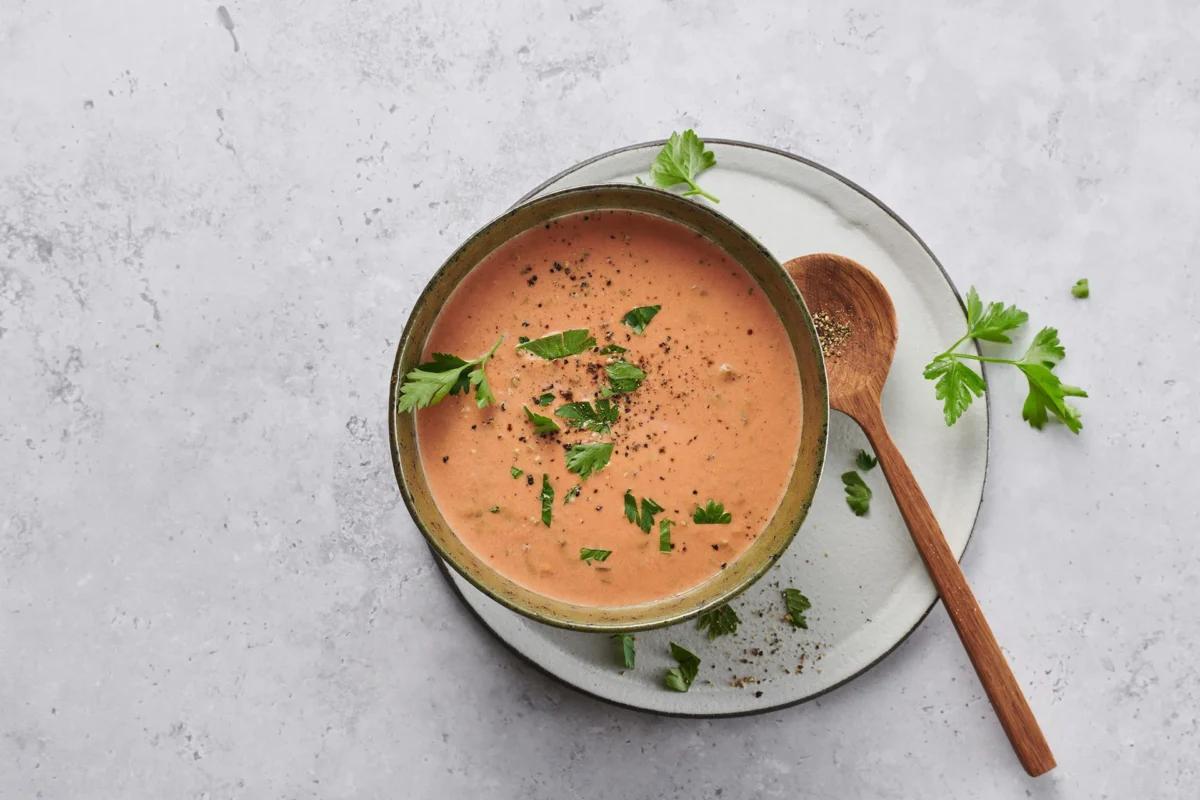 Salsa alle cinque P aus der Kategorie Getreide. Das fertige Gericht schön angerichtet und fotografiert aus Vogelperspektive (Food Fotografie). Serviervorschlag, Original Tiptopf Rezept, aus dem bekanntesten Kochbuch der Schweiz