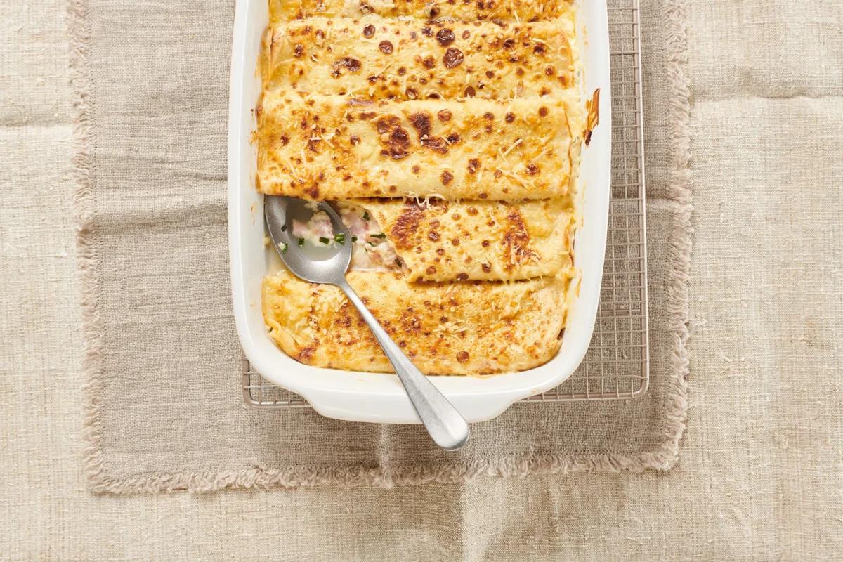 Omelette gratinate aus der Kategorie Getreide. Das fertige Gericht schön angerichtet und fotografiert aus Vogelperspektive (Food Fotografie). Serviervorschlag, Original Tiptopf Rezept, aus dem bekanntesten Kochbuch der Schweiz