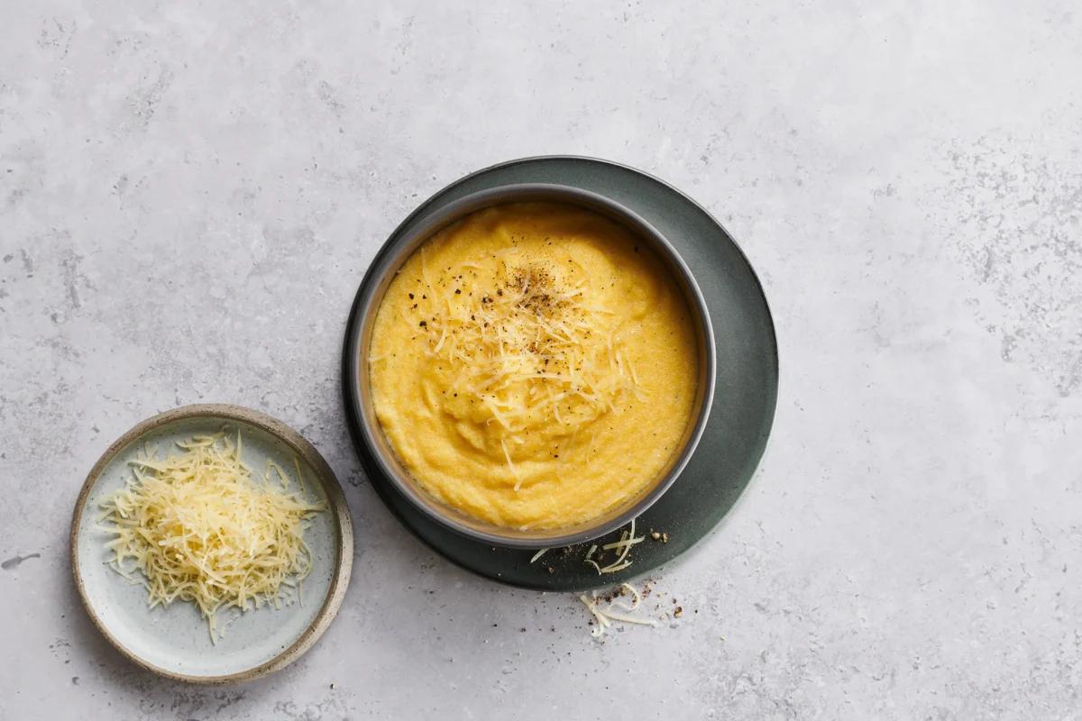 Polenta aus der Kategorie Getreide. Das fertige Gericht schön angerichtet und fotografiert aus Vogelperspektive (Food Fotografie). Serviervorschlag, Original Tiptopf Rezept, aus dem bekanntesten Kochbuch der Schweiz