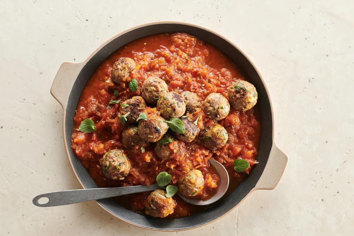 Polpettine con salsa al pomodoro aus der Kategorie Fleisch & Fisch. Das fertige Gericht schön angerichtet und fotografiert aus Vogelperspektive (Food Fotografie). Serviervorschlag, Original Tiptopf Rezept, aus dem bekanntesten Kochbuch der Schweiz