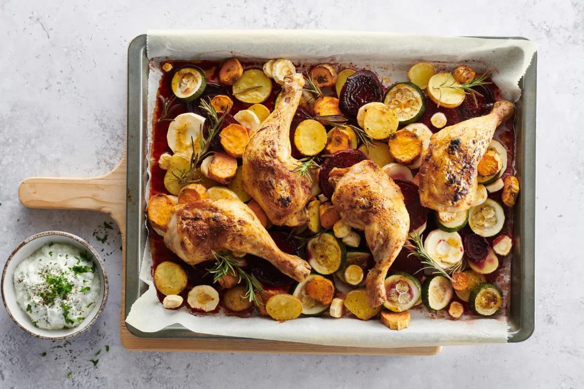 Pollo al forno con verdure aus der Kategorie Fleisch & Fisch. Das fertige Gericht schön angerichtet und fotografiert aus Vogelperspektive (Food Fotografie). Serviervorschlag, Original Tiptopf Rezept, aus dem bekanntesten Kochbuch der Schweiz