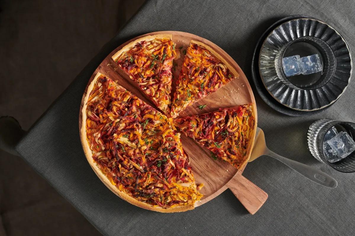 Torta salata invernale aus der Kategorie Gebäck salzig. Das fertige Gericht schön angerichtet und fotografiert aus Vogelperspektive (Food Fotografie). Serviervorschlag, Original Tiptopf Rezept, aus dem bekanntesten Kochbuch der Schweiz