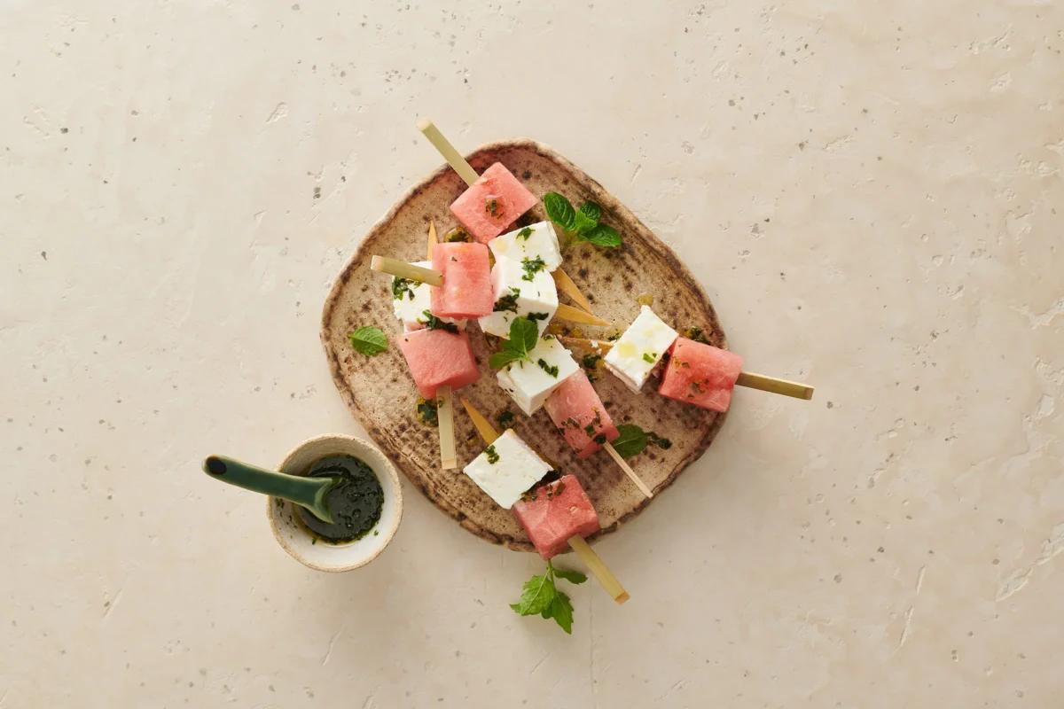 Spiedini di anguria aus der Kategorie Snacks & Fingerfood. Das fertige Gericht schön angerichtet und fotografiert aus Vogelperspektive (Food Fotografie). Serviervorschlag, Original Tiptopf Rezept, aus dem bekanntesten Kochbuch der Schweiz