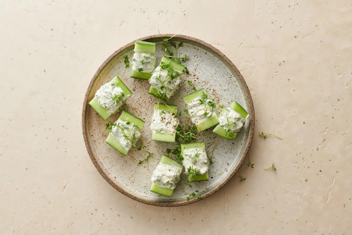 Barchette di cetriolo aus der Kategorie Snacks & Fingerfood. Das fertige Gericht schön angerichtet und fotografiert aus Vogelperspektive (Food Fotografie). Serviervorschlag, Original Tiptopf Rezept, aus dem bekanntesten Kochbuch der Schweiz