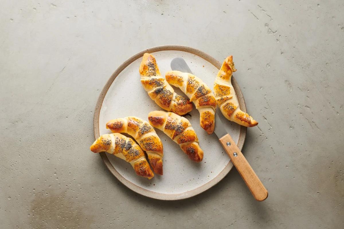 Cornetti al prosciutto aus der Kategorie Snacks & Fingerfood. Das fertige Gericht schön angerichtet und fotografiert aus Vogelperspektive (Food Fotografie). Serviervorschlag, Original Tiptopf Rezept, aus dem bekanntesten Kochbuch der Schweiz