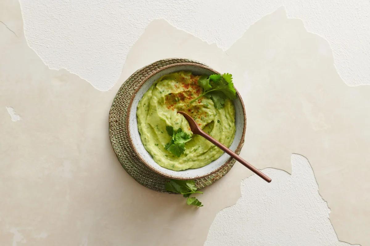 Guacamole aus der Kategorie Snacks & Fingerfood. Das fertige Gericht schön angerichtet und fotografiert aus Vogelperspektive (Food Fotografie). Serviervorschlag, Original Tiptopf Rezept, aus dem bekanntesten Kochbuch der Schweiz