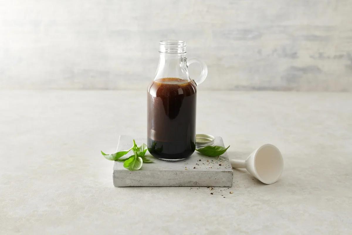 Salsa italiana per insalata aus der Kategorie Salate. Das fertige Gericht schön angerichtet und fotografiert aus Vogelperspektive (Food Fotografie). Serviervorschlag, Original Tiptopf Rezept, aus dem bekanntesten Kochbuch der Schweiz