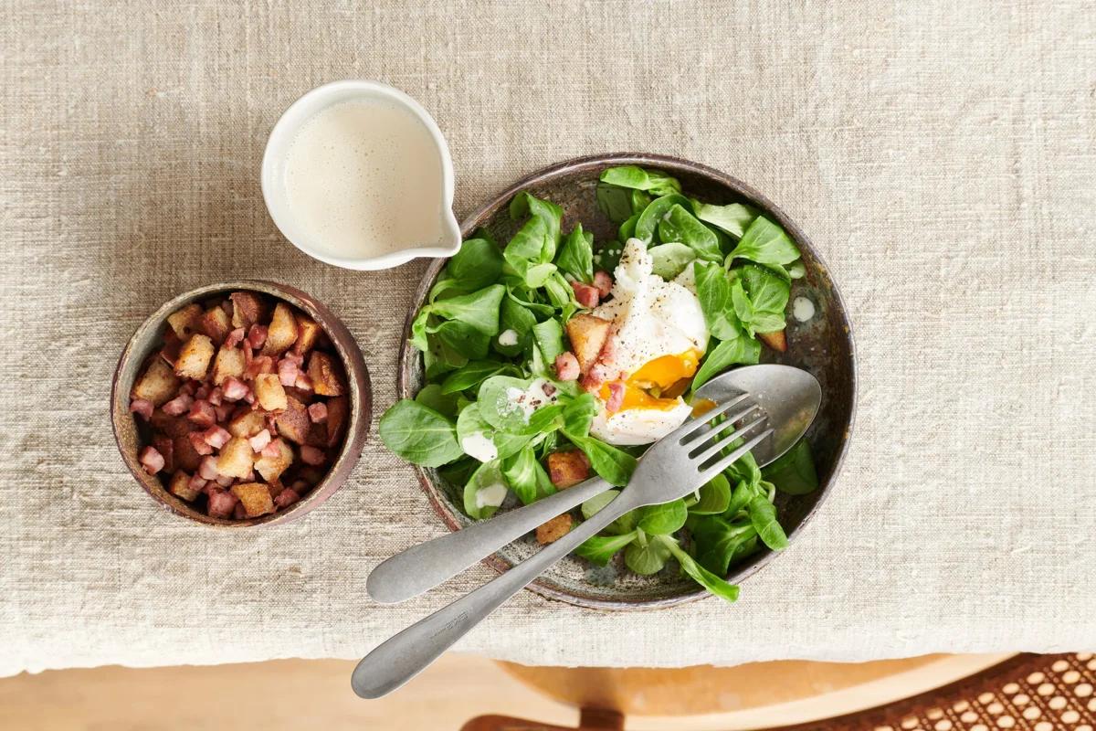 Insalata di formentino con uovo aus der Kategorie Salate. Das fertige Gericht schön angerichtet und fotografiert aus Vogelperspektive (Food Fotografie). Serviervorschlag, Original Tiptopf Rezept, aus dem bekanntesten Kochbuch der Schweiz