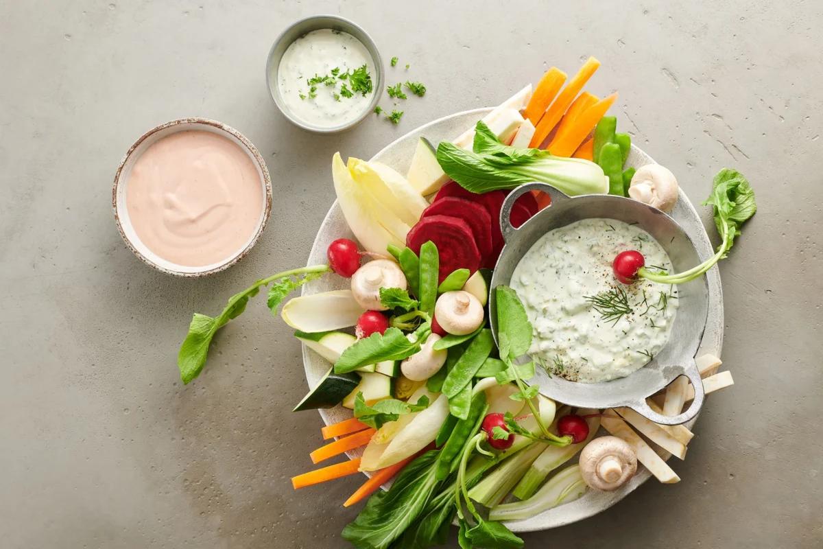 Verdure con salse aus der Kategorie Snacks & Fingerfood. Das fertige Gericht schön angerichtet und fotografiert aus Vogelperspektive (Food Fotografie). Serviervorschlag, Original Tiptopf Rezept, aus dem bekanntesten Kochbuch der Schweiz
