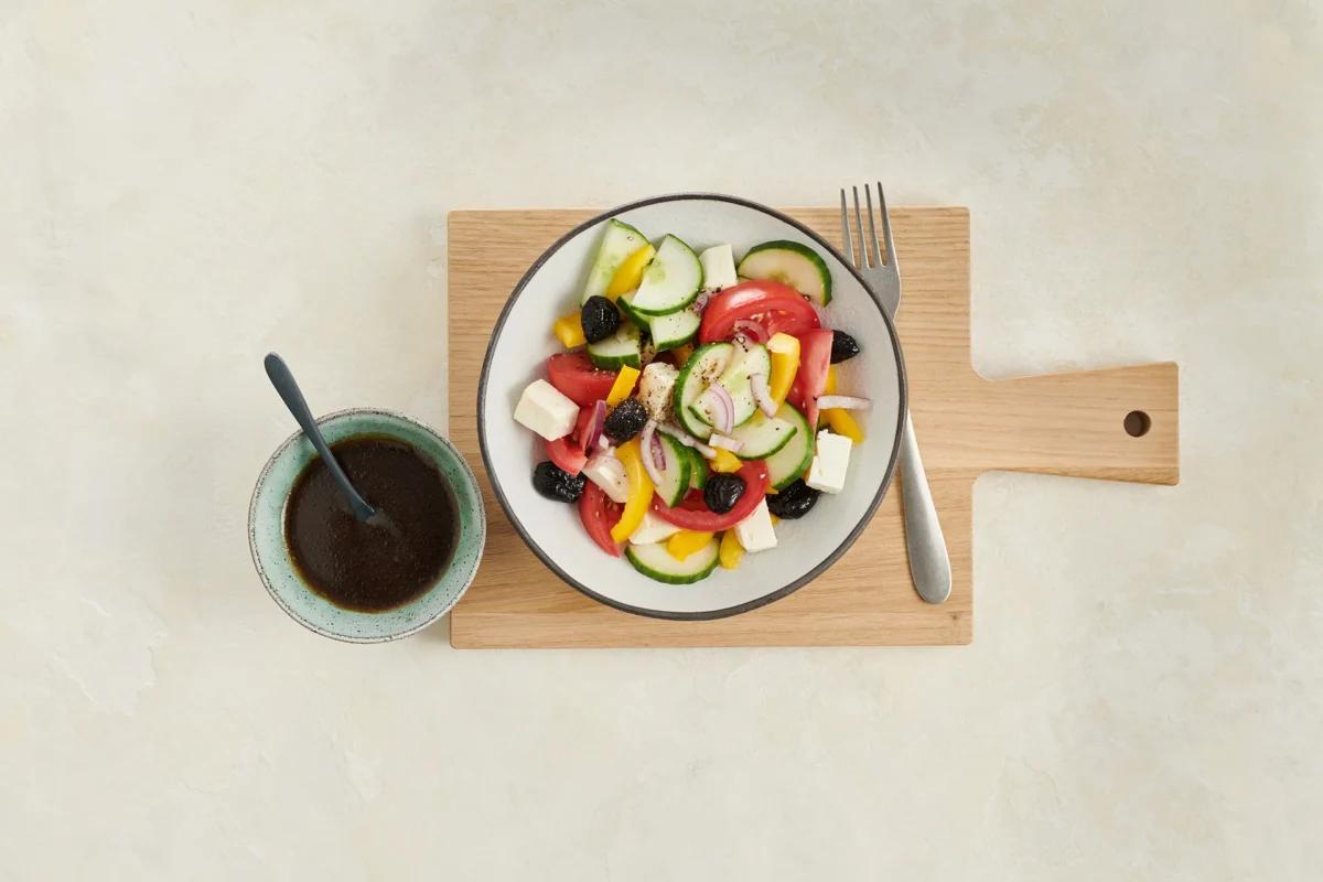 Insalata greca aus der Kategorie Salate. Das fertige Gericht schön angerichtet und fotografiert aus Vogelperspektive (Food Fotografie). Serviervorschlag, Original Tiptopf Rezept, aus dem bekanntesten Kochbuch der Schweiz