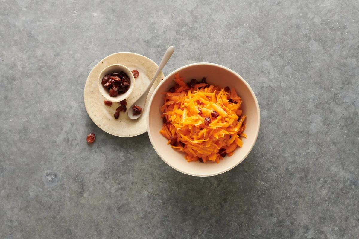 Insalata di carote aus der Kategorie Salate. Das fertige Gericht schön angerichtet und fotografiert aus Vogelperspektive (Food Fotografie). Serviervorschlag, Original Tiptopf Rezept, aus dem bekanntesten Kochbuch der Schweiz