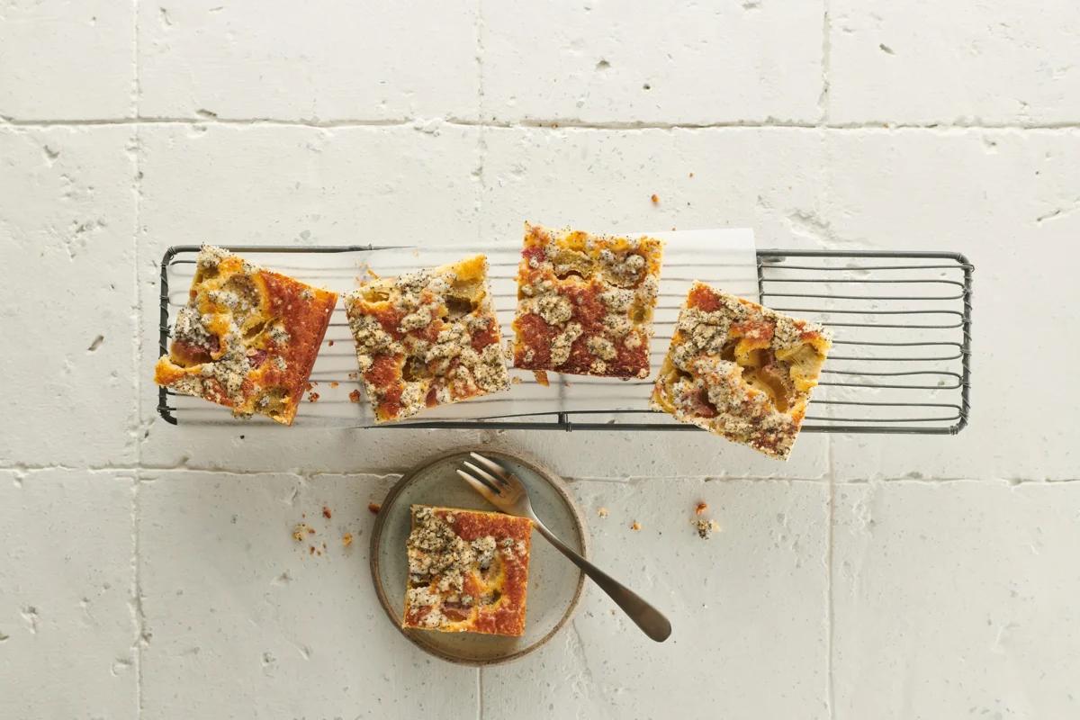 Torta crumble al rabarbaro aus der Kategorie Gebäck süss. Das fertige Gericht schön angerichtet und fotografiert aus Vogelperspektive (Food Fotografie). Serviervorschlag, Original Tiptopf Rezept, aus dem bekanntesten Kochbuch der Schweiz