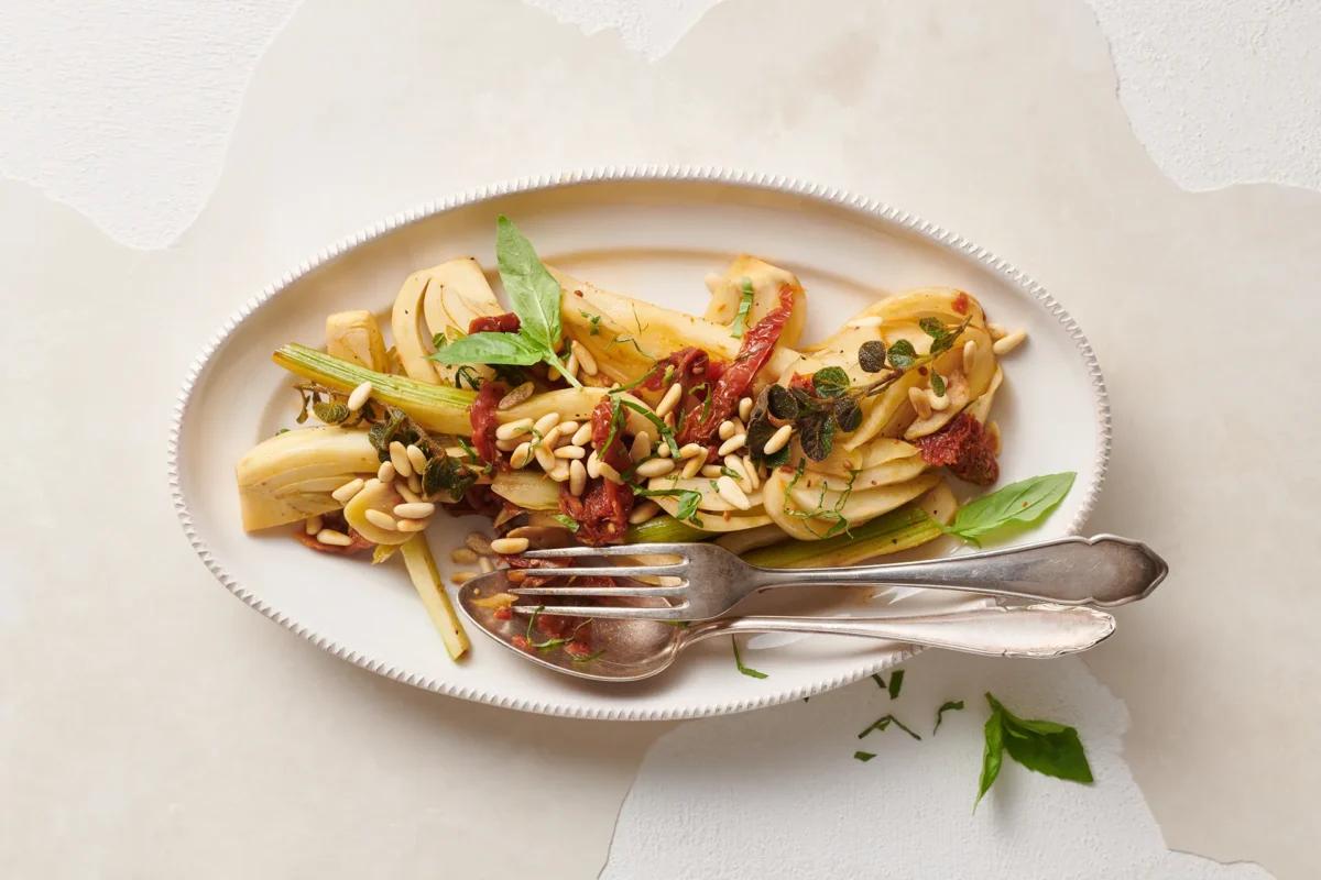 Finocchi all'italiana aus der Kategorie Gemüse. Das fertige Gericht schön angerichtet und fotografiert aus Vogelperspektive (Food Fotografie). Serviervorschlag, Original Tiptopf Rezept, aus dem bekanntesten Kochbuch der Schweiz