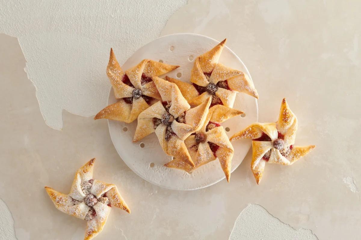 Girandole aus der Kategorie Gebäck süss. Das fertige Gericht schön angerichtet und fotografiert aus Vogelperspektive (Food Fotografie). Serviervorschlag, Original Tiptopf Rezept, aus dem bekanntesten Kochbuch der Schweiz