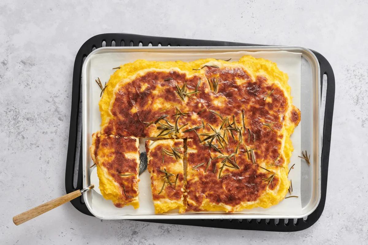 Polenta al forno aus der Kategorie Getreide. Das fertige Gericht schön angerichtet und fotografiert aus Vogelperspektive (Food Fotografie). Serviervorschlag, Original Tiptopf Rezept, aus dem bekanntesten Kochbuch der Schweiz