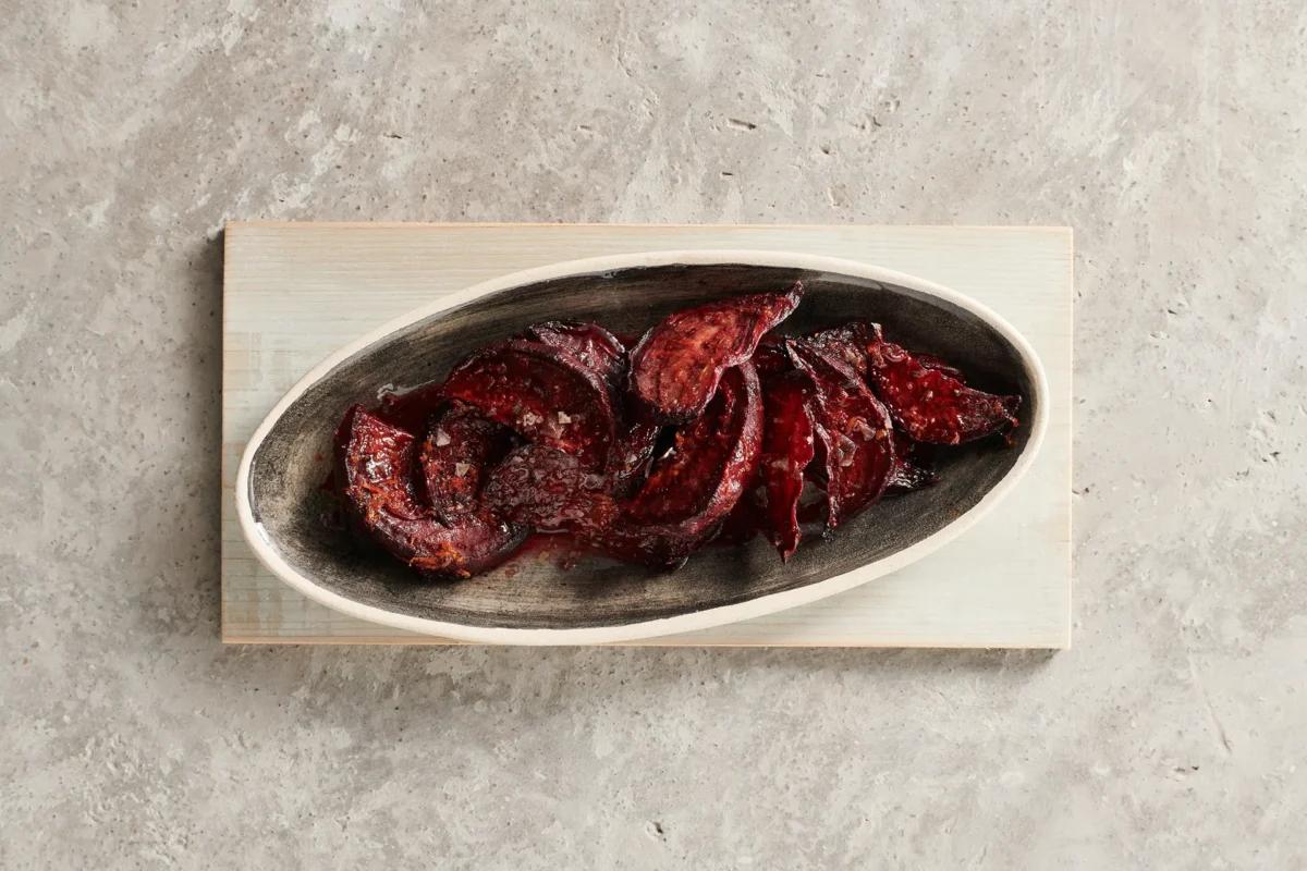 Barbabietole al forno aus der Kategorie Gemüse. Das fertige Gericht schön angerichtet und fotografiert aus Vogelperspektive (Food Fotografie). Serviervorschlag, Original Tiptopf Rezept, aus dem bekanntesten Kochbuch der Schweiz