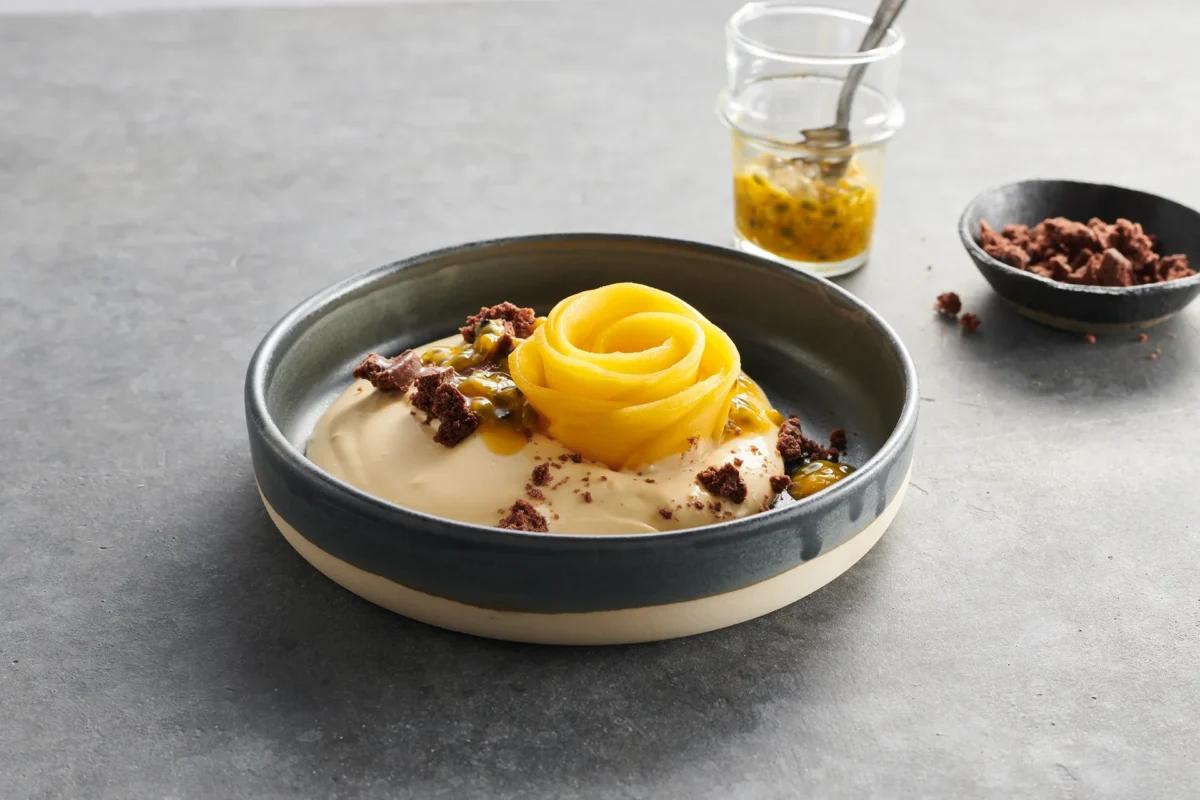 Crema al mango aus der Kategorie Desserts. Das fertige Gericht schön angerichtet und fotografiert aus Vogelperspektive (Food Fotografie). Serviervorschlag, Original Tiptopf Rezept, aus dem bekanntesten Kochbuch der Schweiz