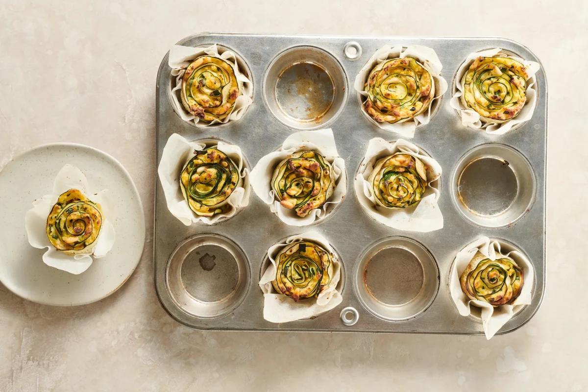 Rotolini di zucchine aus der Kategorie Gemüse. Das fertige Gericht schön angerichtet und fotografiert aus Vogelperspektive (Food Fotografie). Serviervorschlag, Original Tiptopf Rezept, aus dem bekanntesten Kochbuch der Schweiz