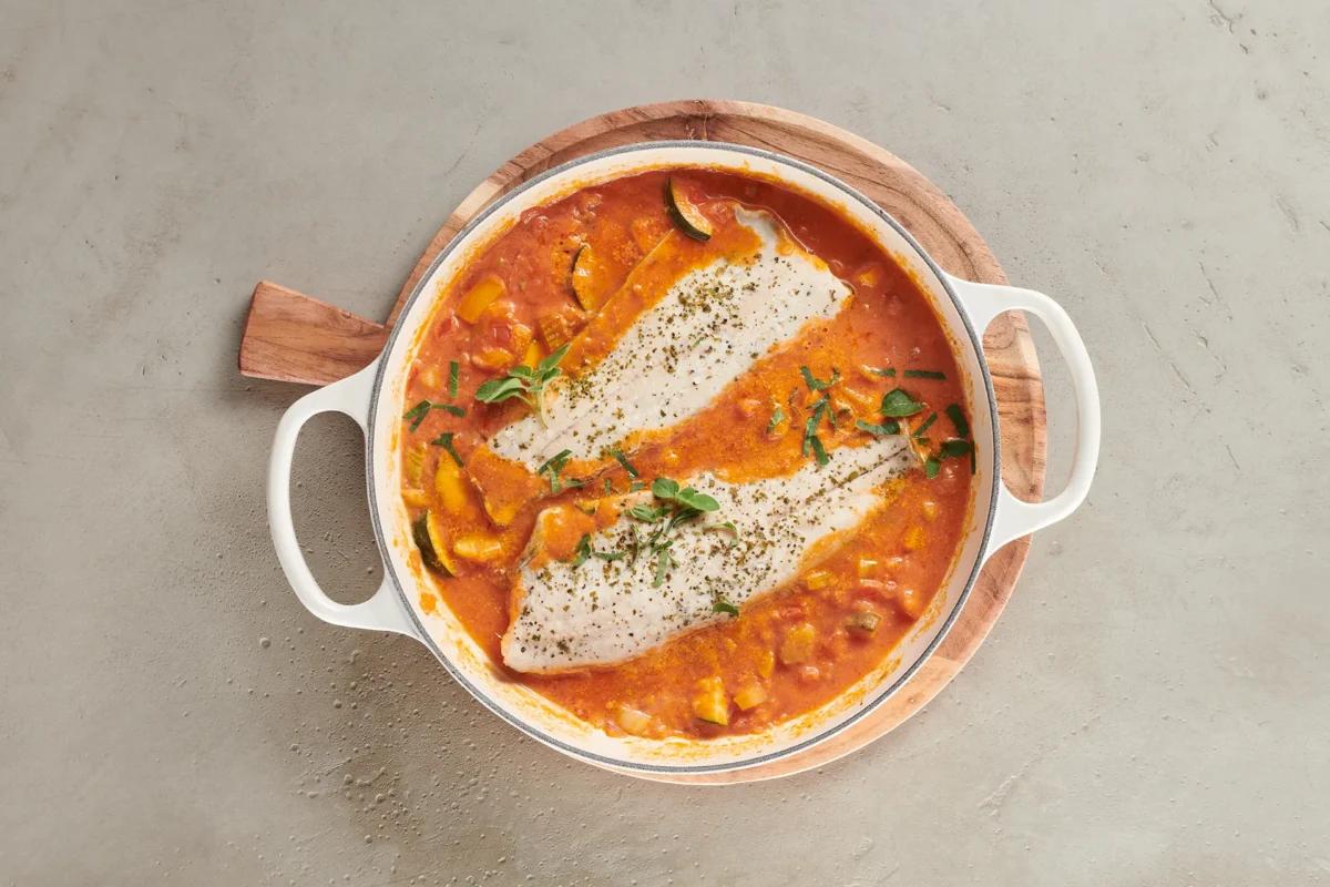 Stufato di pesce aus der Kategorie Fleisch & Fisch. Das fertige Gericht schön angerichtet und fotografiert aus Vogelperspektive (Food Fotografie). Serviervorschlag, Original Tiptopf Rezept, aus dem bekanntesten Kochbuch der Schweiz