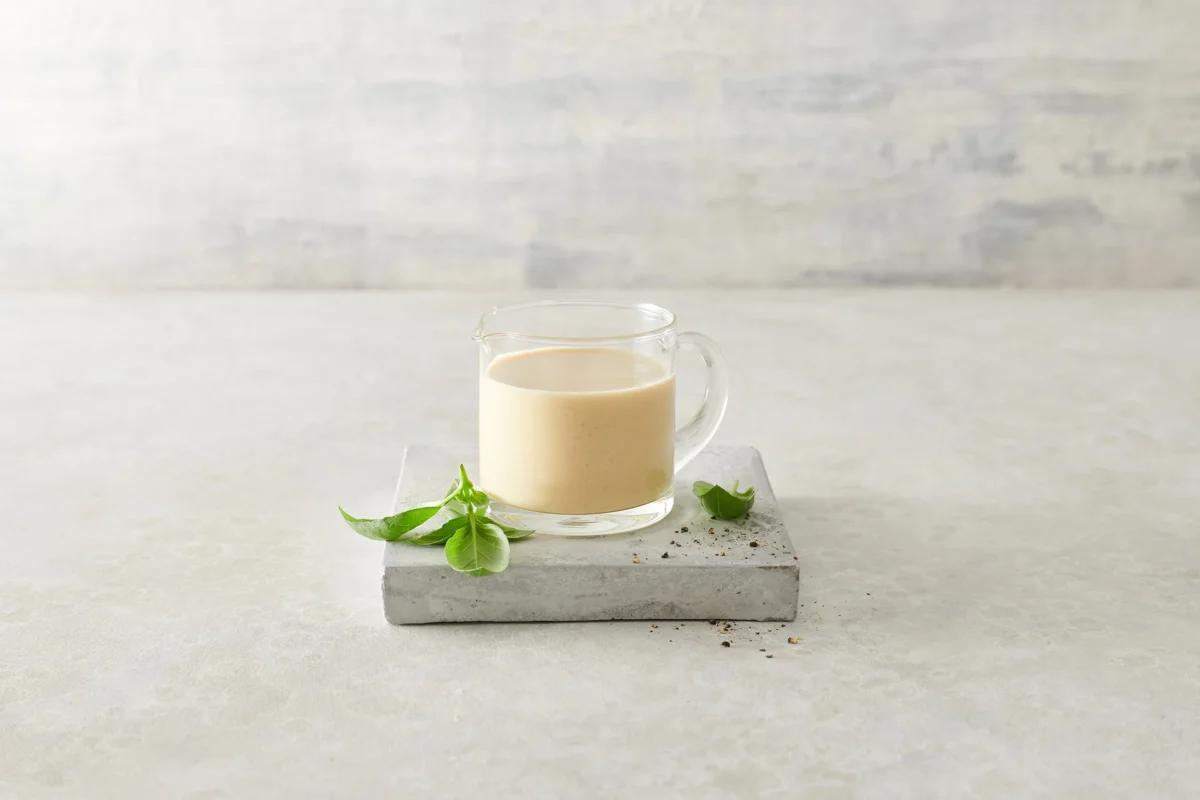 Salse per insalata al litro aus der Kategorie Salate. Das fertige Gericht schön angerichtet und fotografiert aus Vogelperspektive (Food Fotografie). Serviervorschlag, Original Tiptopf Rezept, aus dem bekanntesten Kochbuch der Schweiz