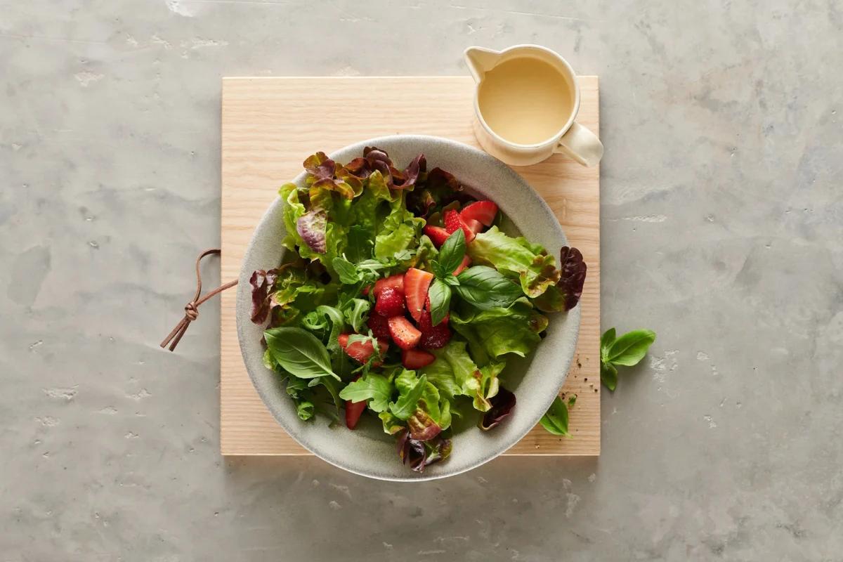 Insalata estiva aus der Kategorie Salate. Das fertige Gericht schön angerichtet und fotografiert aus Vogelperspektive (Food Fotografie). Serviervorschlag, Original Tiptopf Rezept, aus dem bekanntesten Kochbuch der Schweiz