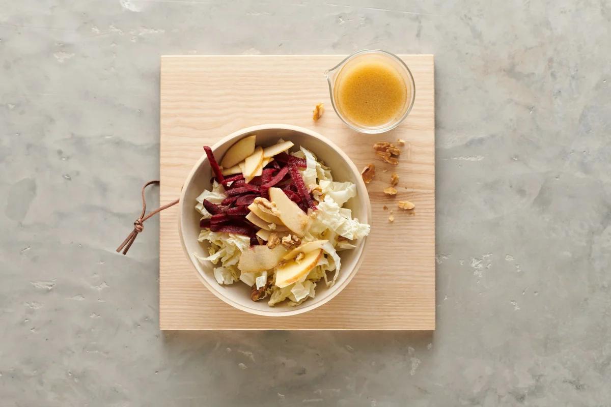 Insalata invernale aus der Kategorie Salate. Das fertige Gericht schön angerichtet und fotografiert aus Vogelperspektive (Food Fotografie). Serviervorschlag, Original Tiptopf Rezept, aus dem bekanntesten Kochbuch der Schweiz