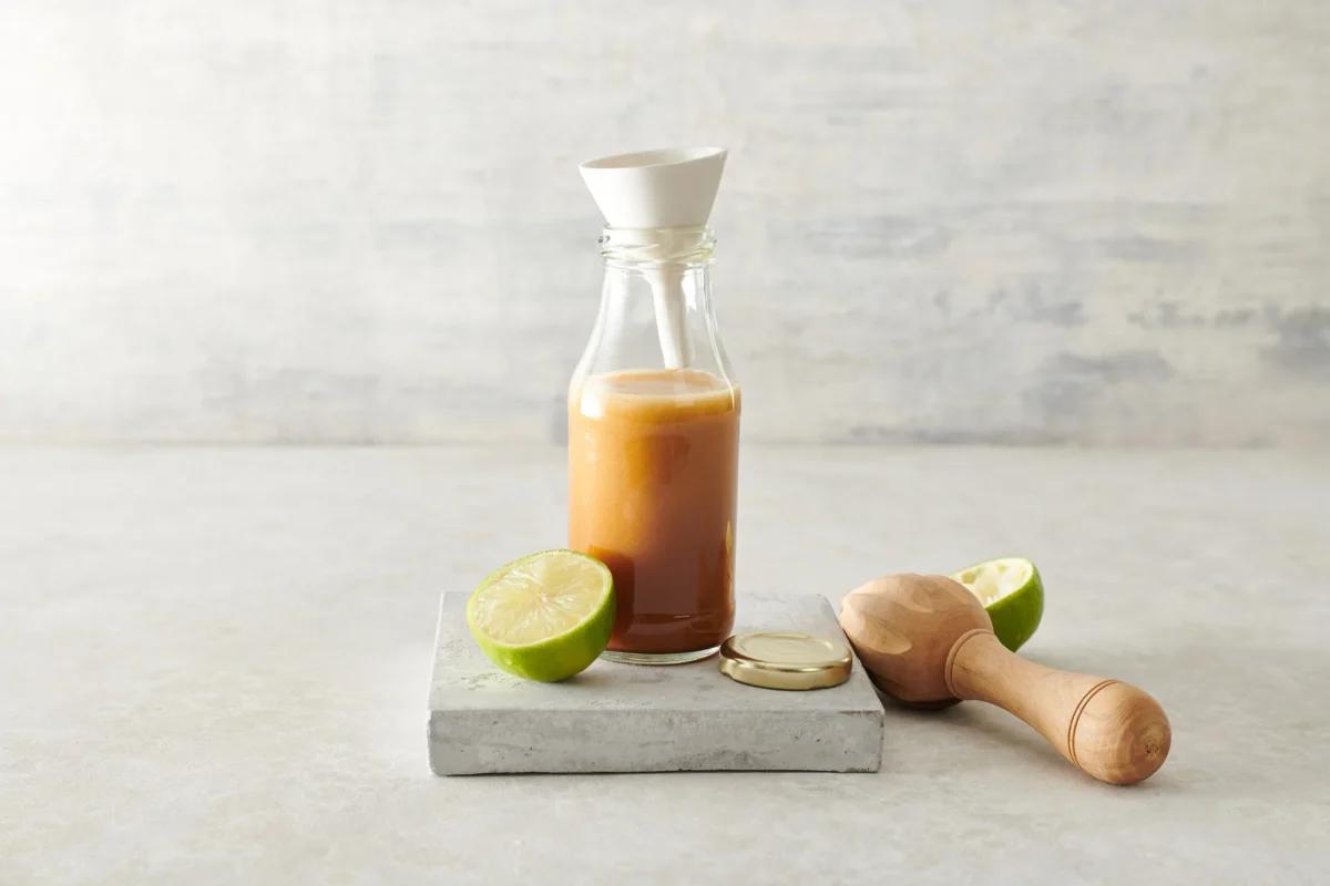 Salsa alla soia per insalata aus der Kategorie Salate. Das fertige Gericht schön angerichtet und fotografiert aus Vogelperspektive (Food Fotografie). Serviervorschlag, Original Tiptopf Rezept, aus dem bekanntesten Kochbuch der Schweiz
