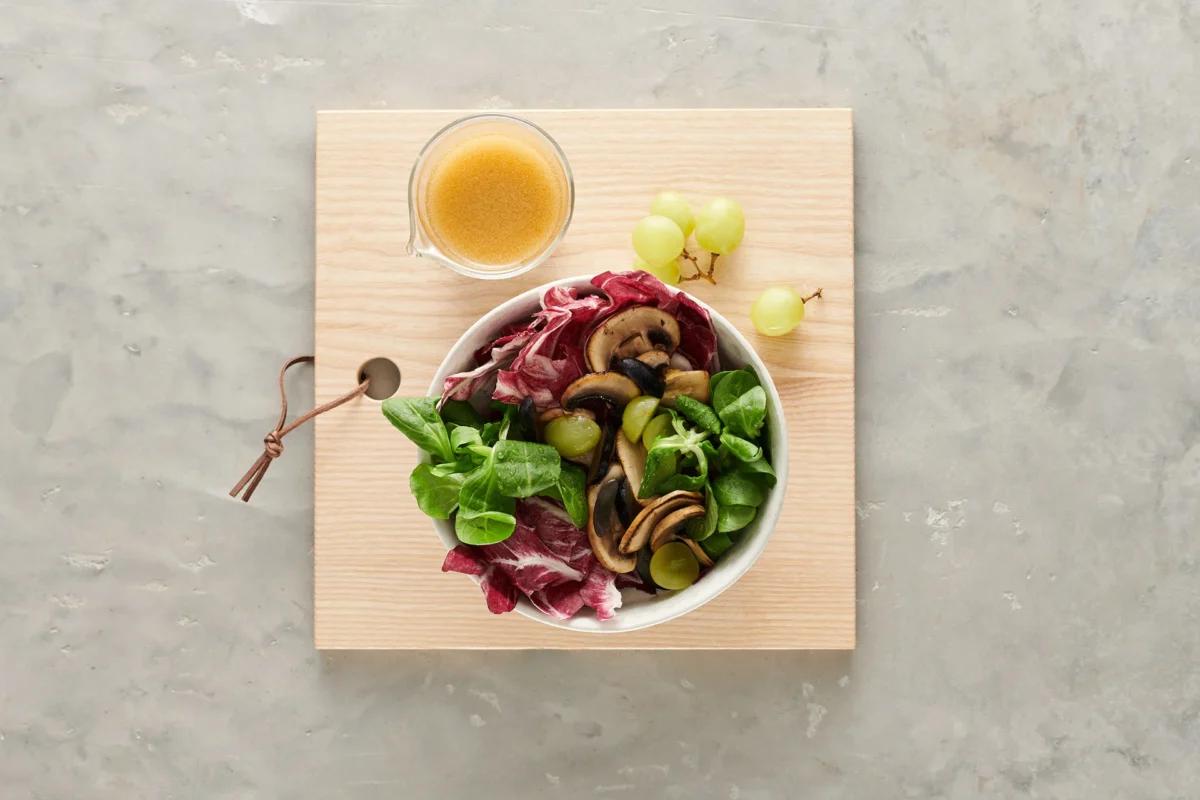 Insalata autunnale aus der Kategorie Salate. Das fertige Gericht schön angerichtet und fotografiert aus Vogelperspektive (Food Fotografie). Serviervorschlag, Original Tiptopf Rezept, aus dem bekanntesten Kochbuch der Schweiz