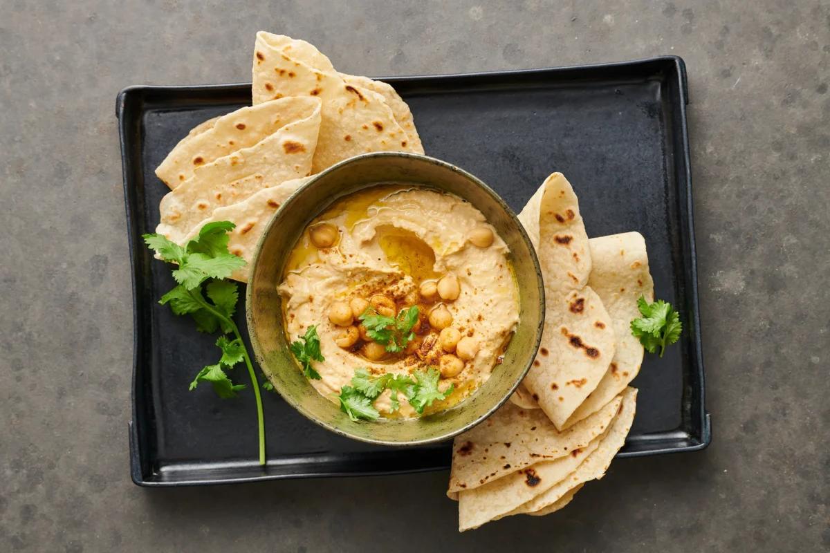 Hummus aus der Kategorie Snacks & Fingerfood. Das fertige Gericht schön angerichtet und fotografiert aus Vogelperspektive (Food Fotografie). Serviervorschlag, Original Tiptopf Rezept, aus dem bekanntesten Kochbuch der Schweiz