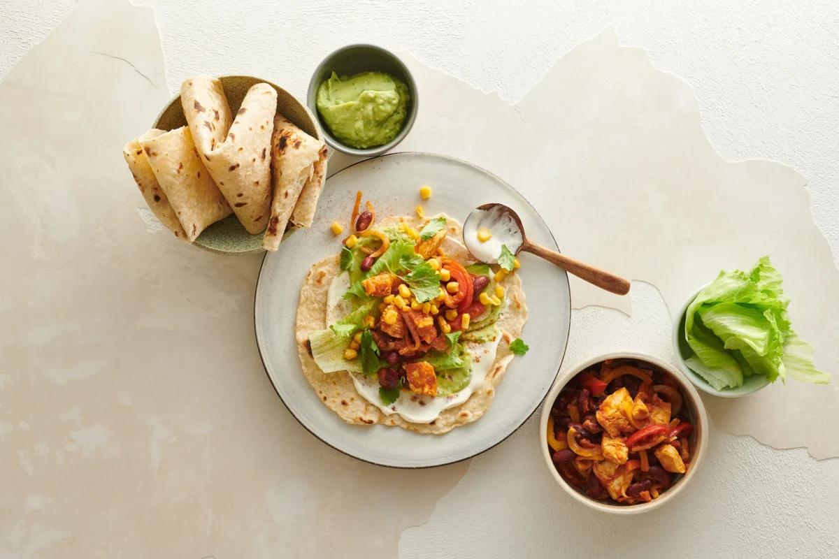 Fajitas aus der Kategorie Snacks & Fingerfood. Das fertige Gericht schön angerichtet und fotografiert aus Vogelperspektive (Food Fotografie). Serviervorschlag, Original Tiptopf Rezept, aus dem bekanntesten Kochbuch der Schweiz