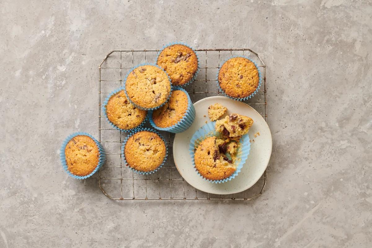 Muffin tirolesi aus der Kategorie Gebäck süss. Das fertige Gericht schön angerichtet und fotografiert aus Vogelperspektive (Food Fotografie). Serviervorschlag, Original Tiptopf Rezept, aus dem bekanntesten Kochbuch der Schweiz