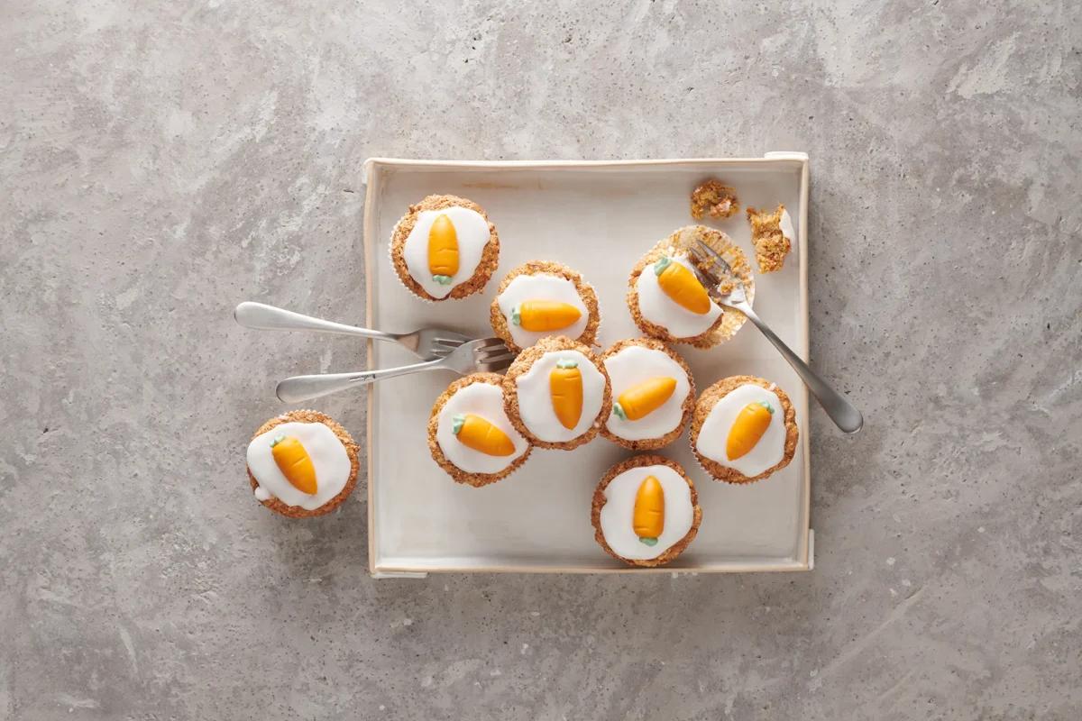 Muffin di carote aus der Kategorie Gebäck süss. Das fertige Gericht schön angerichtet und fotografiert aus Vogelperspektive (Food Fotografie). Serviervorschlag, Original Tiptopf Rezept, aus dem bekanntesten Kochbuch der Schweiz